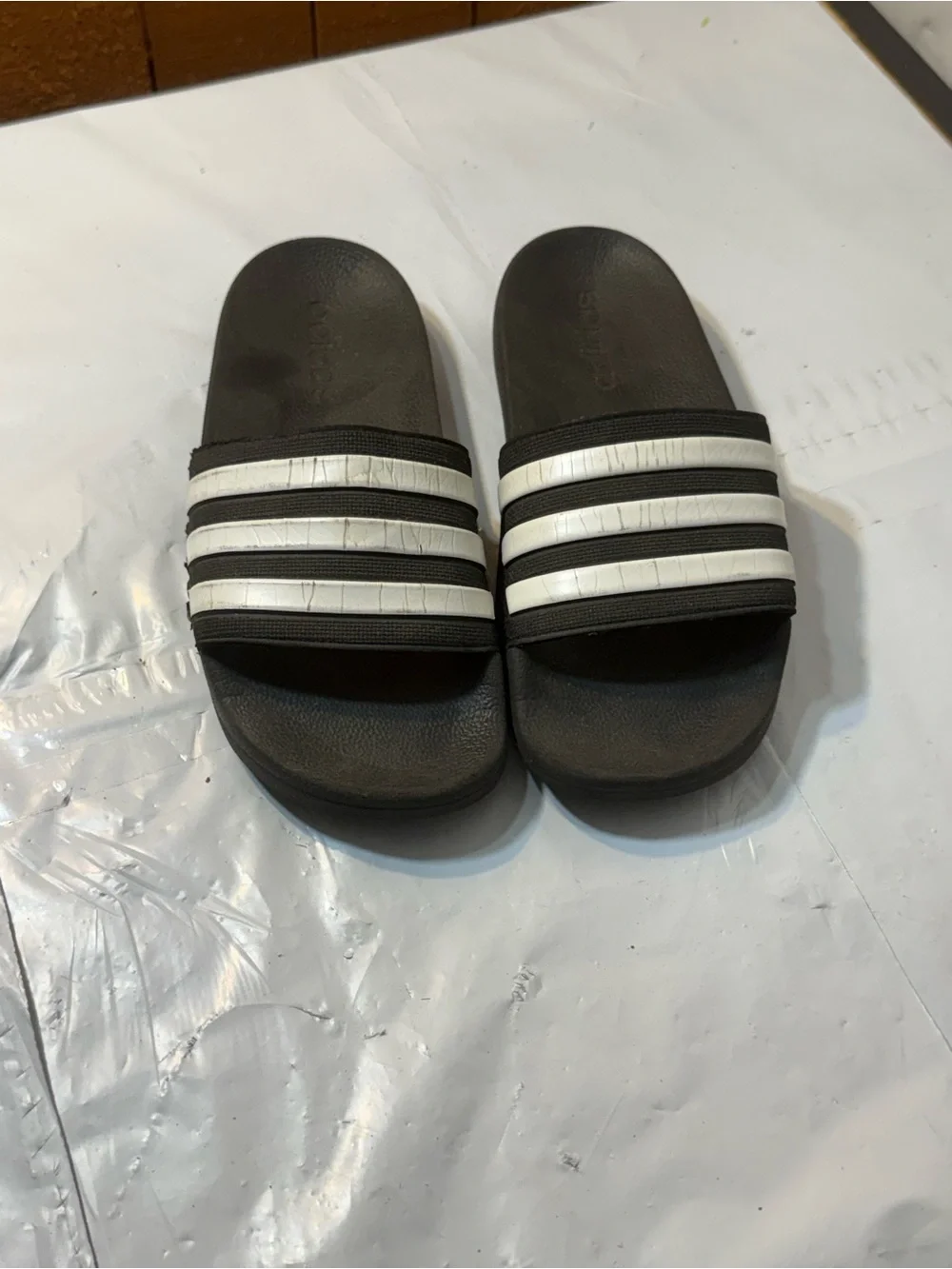 Adidas Adilette boys slip on slides size 4Y